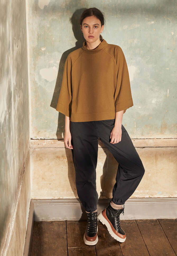 Button-back top, Dijon, completeTheLook