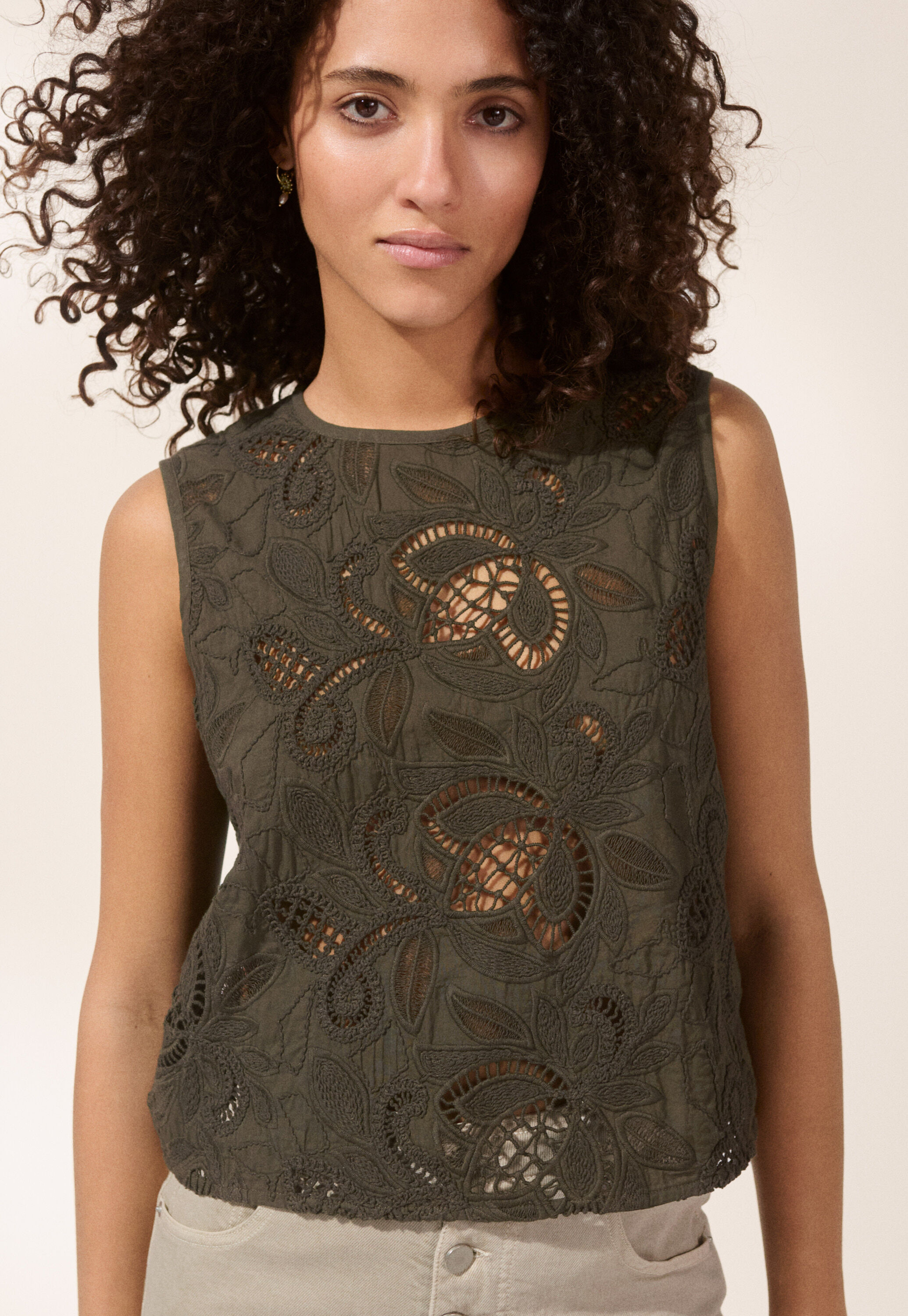 Broderie top