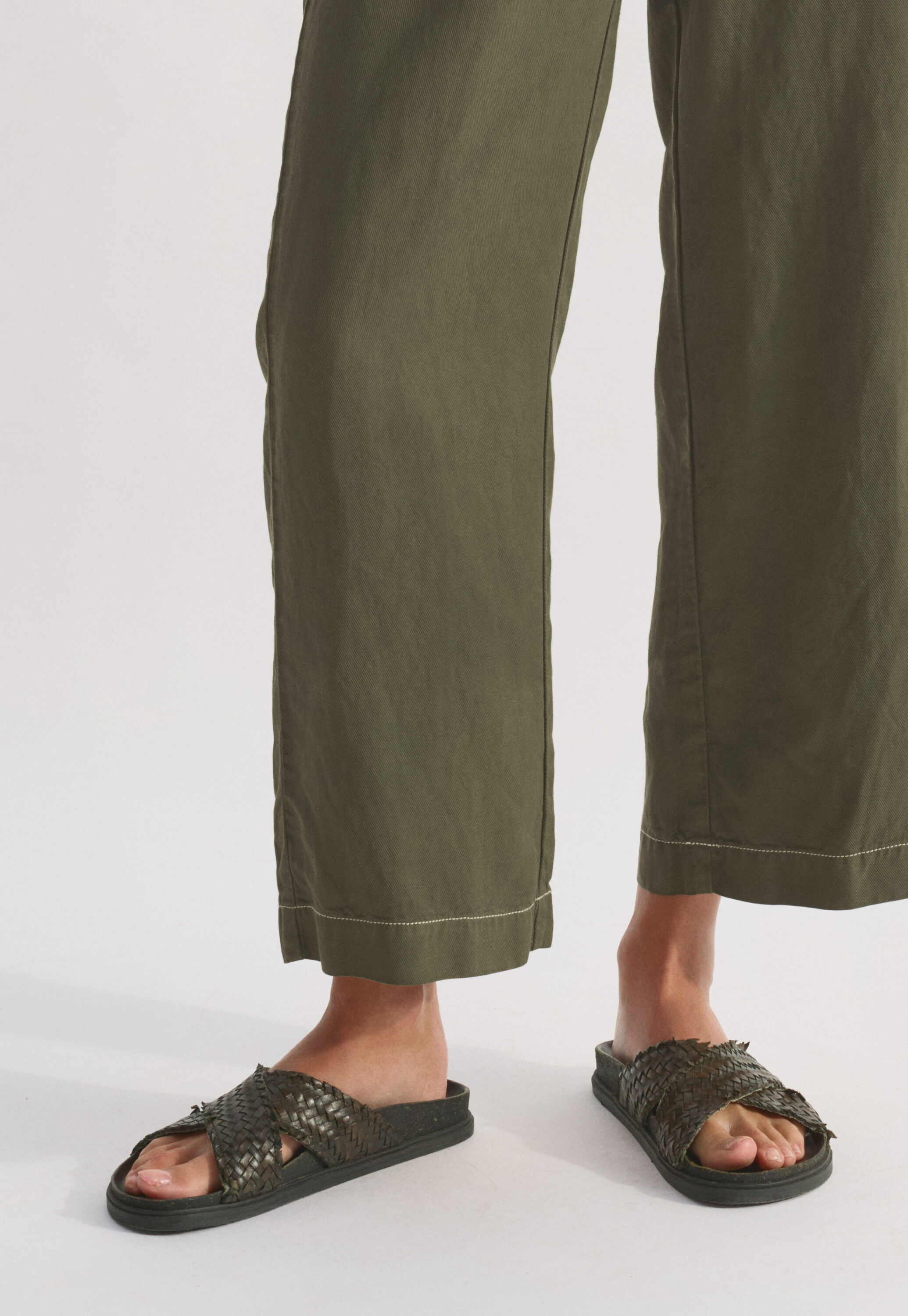 Cross-front sandals