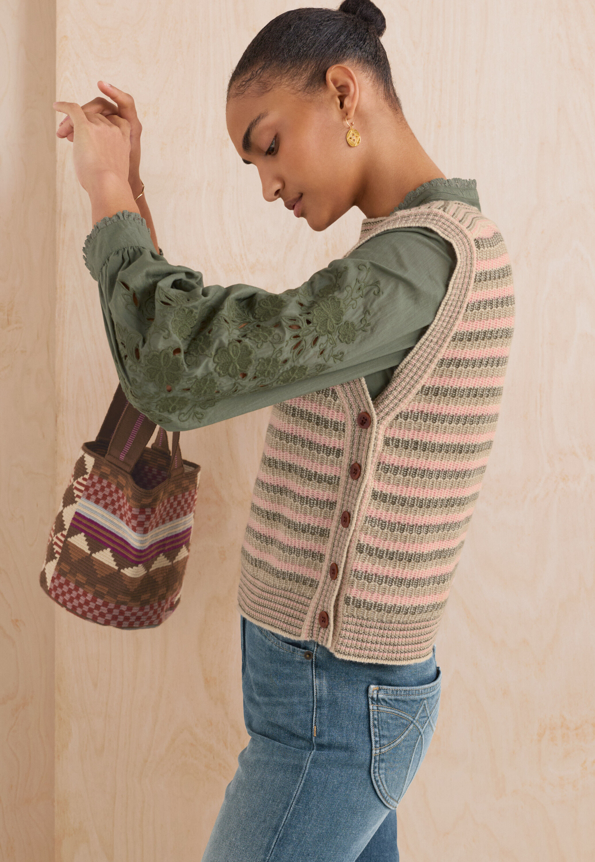 Sleeveless knit