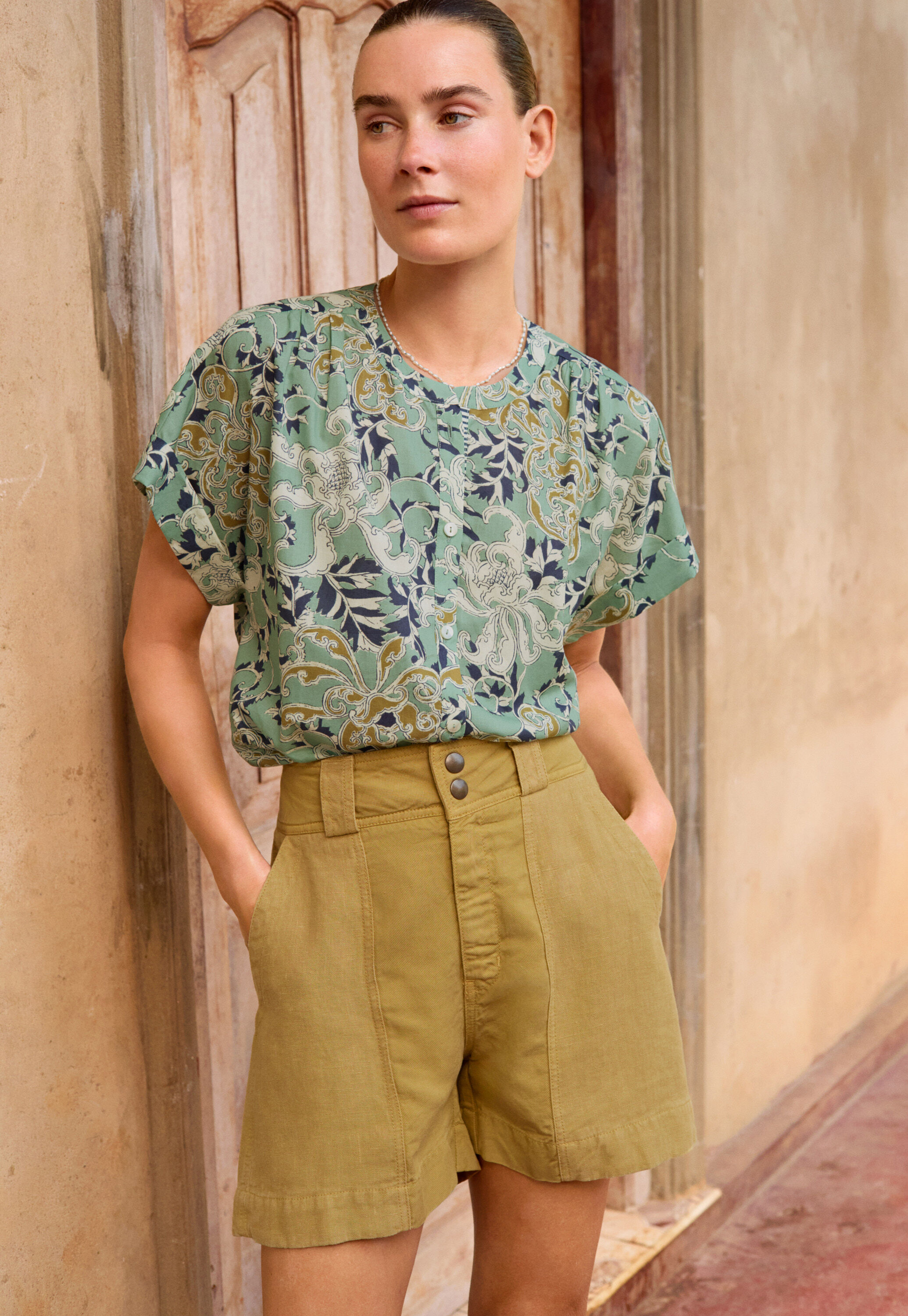 Contrast-fabric shorts