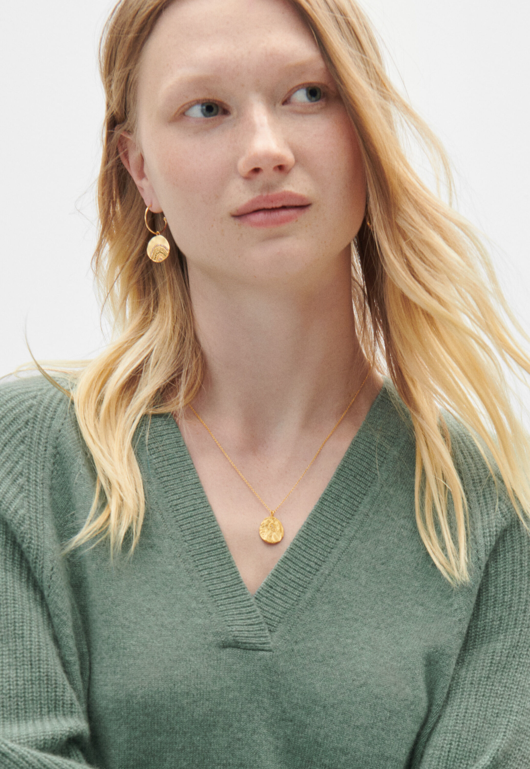 Small gold-pendant necklace