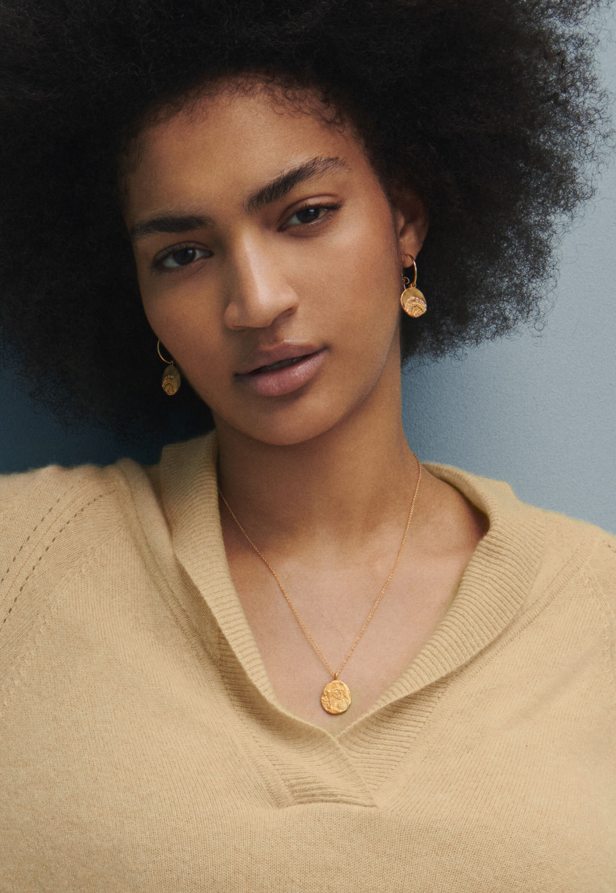 Small gold-pendant necklace