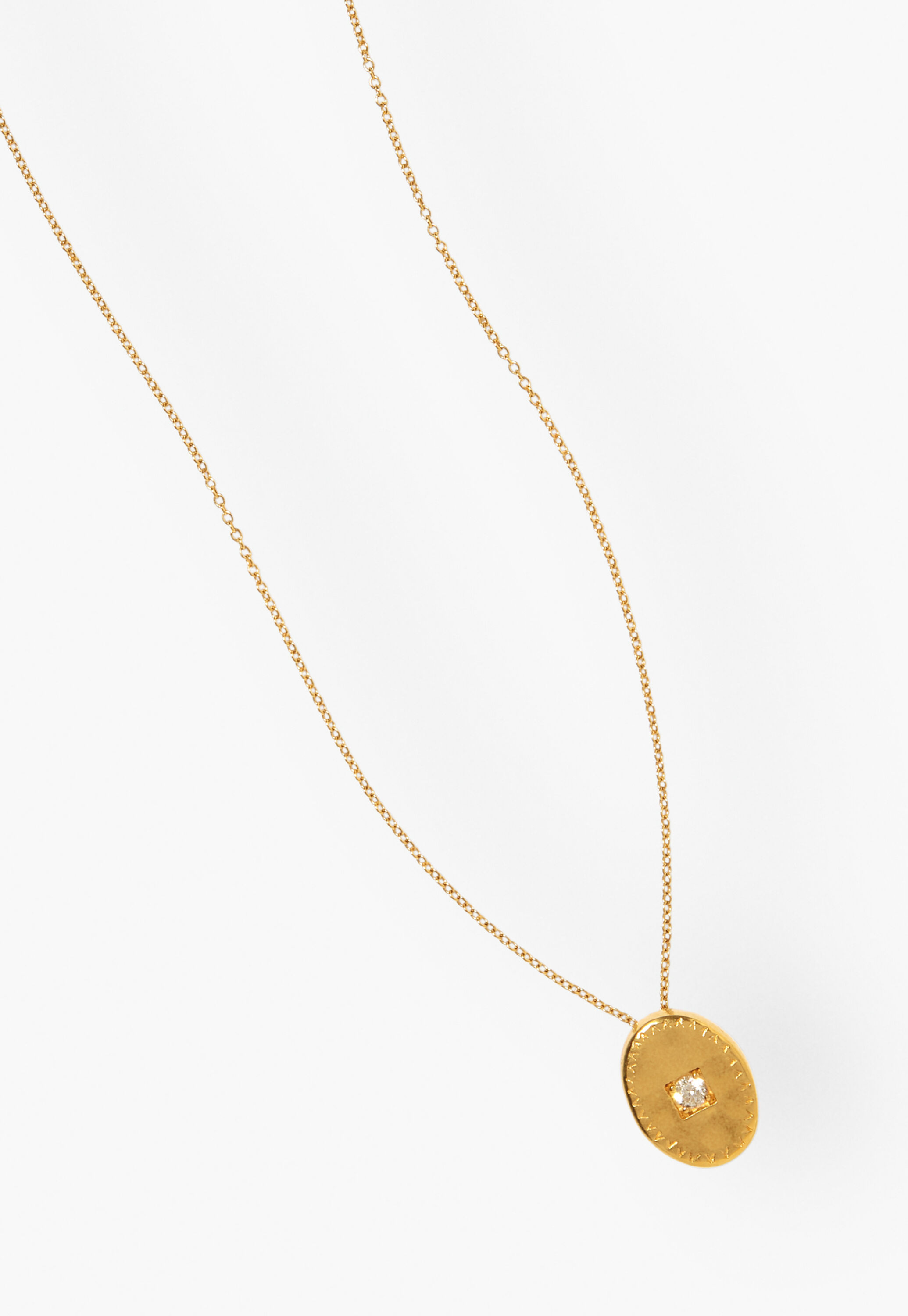 Oval pendant necklace