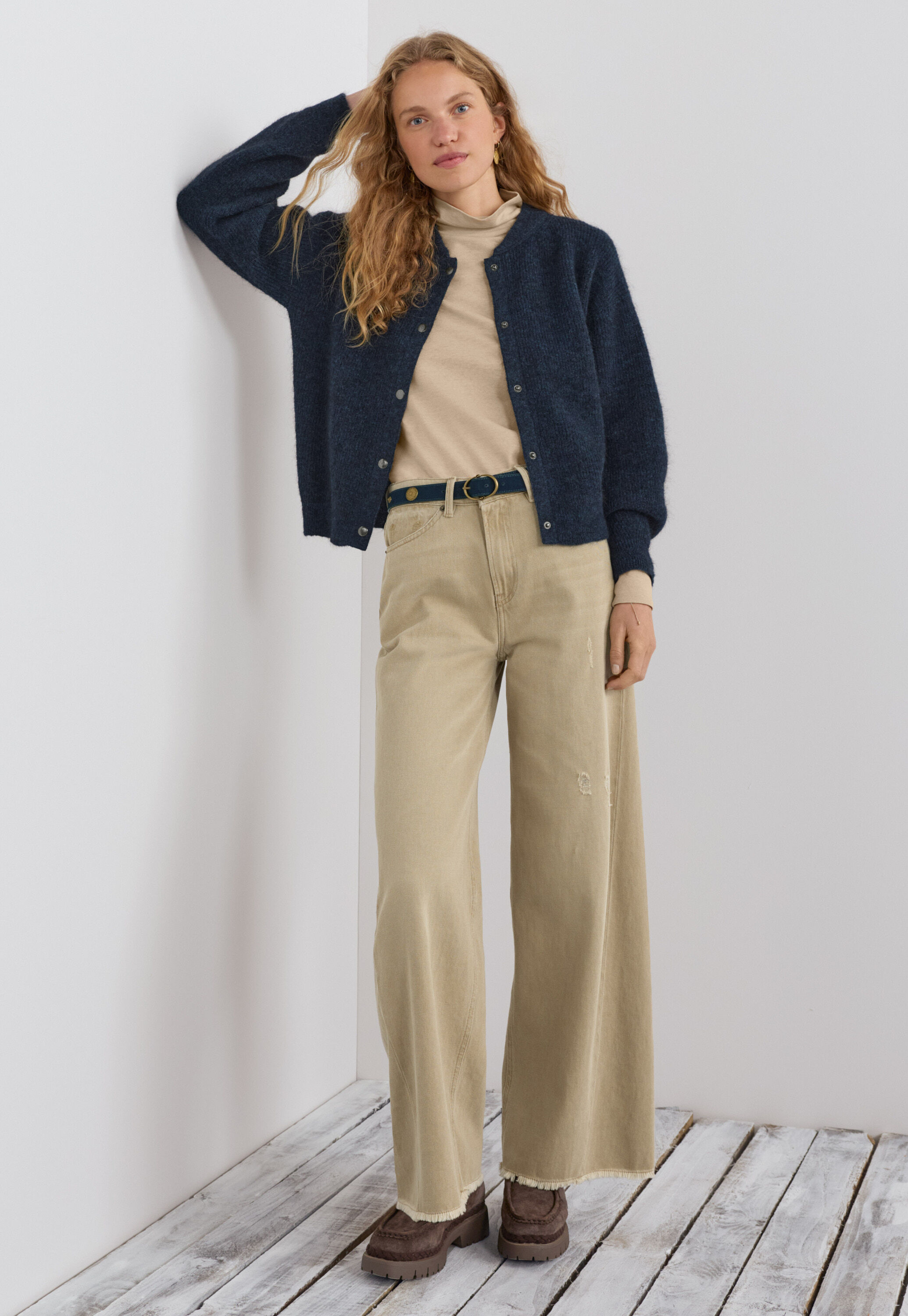 Mid-rise wide-leg jeans