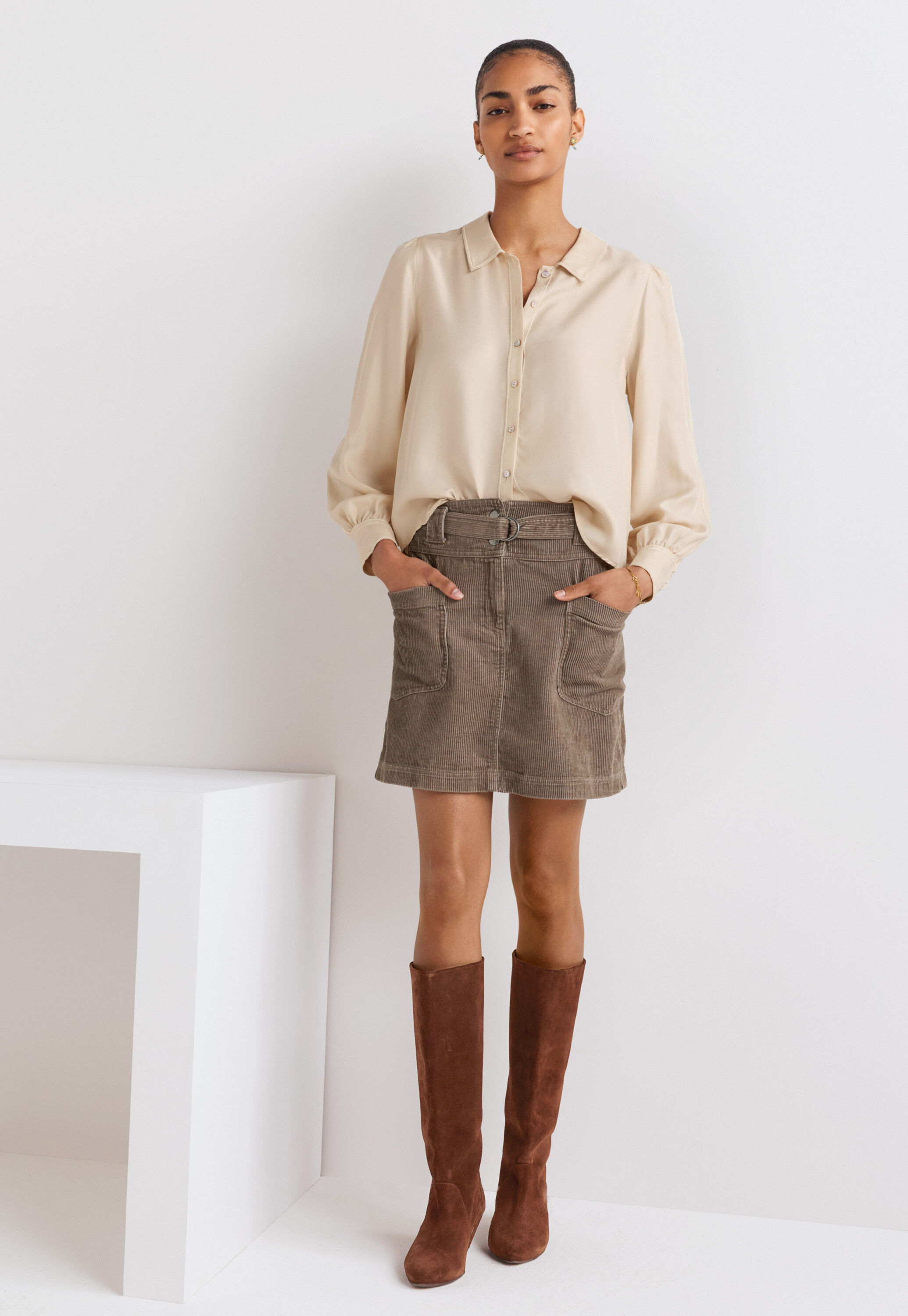 Short cord skirt