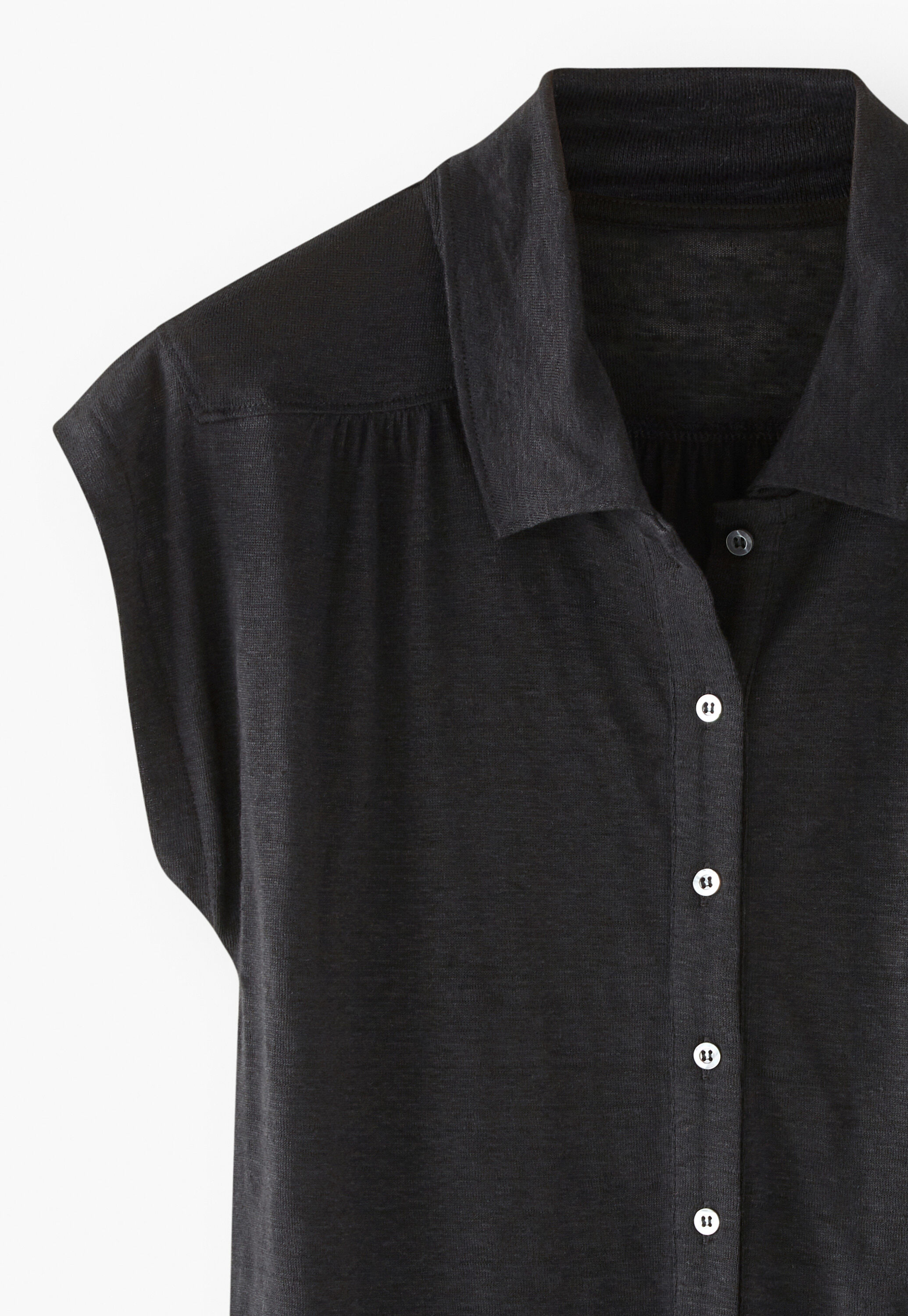 Sleeveless collared top