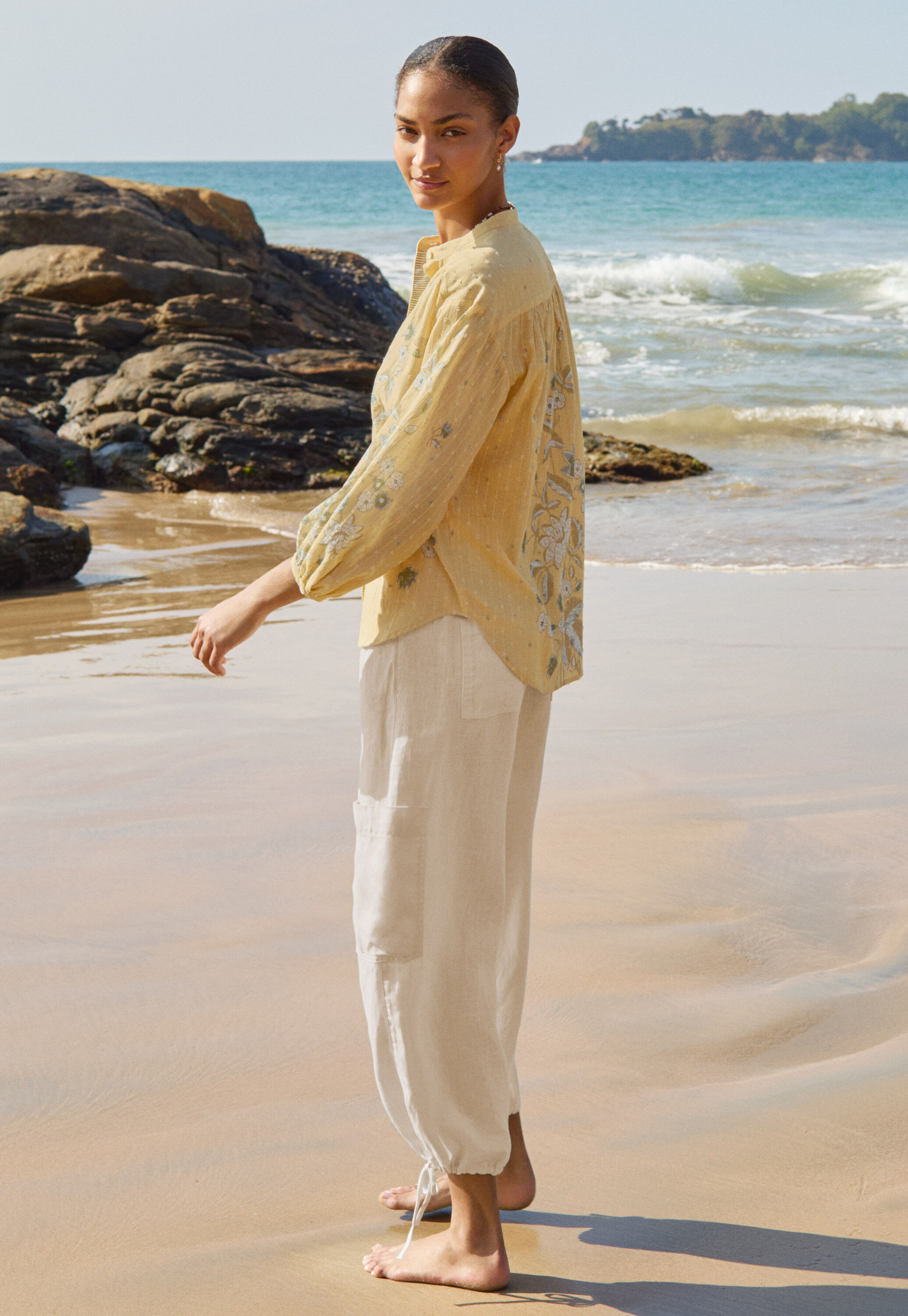 Tie-leg trousers