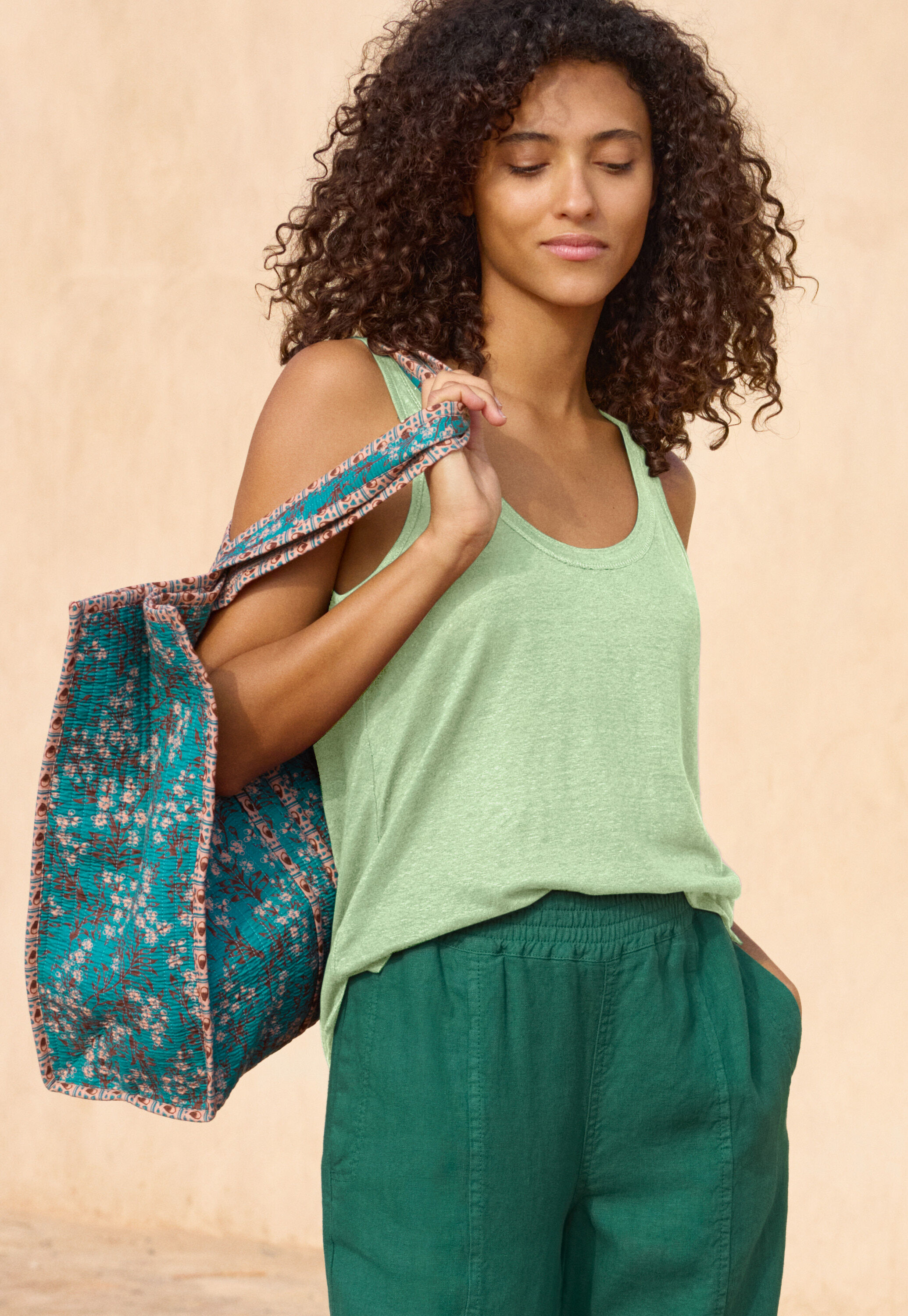 Scoop-neck vest